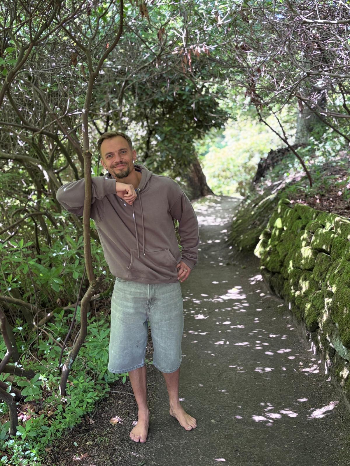 Julian auf einem Weg